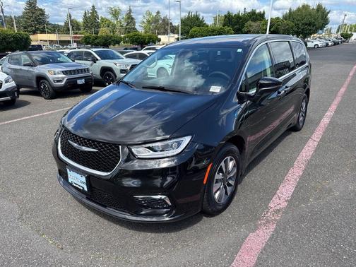 Brilliant Black Crystal Pearlcoat 2023 Chrysler Pacifica Hybrid Touring L