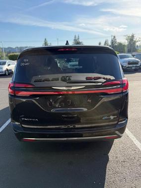 Brilliant Black Crystal Pearlcoat 2023 Chrysler Pacifica Hybrid Touring L