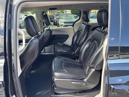 Brilliant Black Crystal Pearlcoat 2023 Chrysler Pacifica Hybrid Touring L