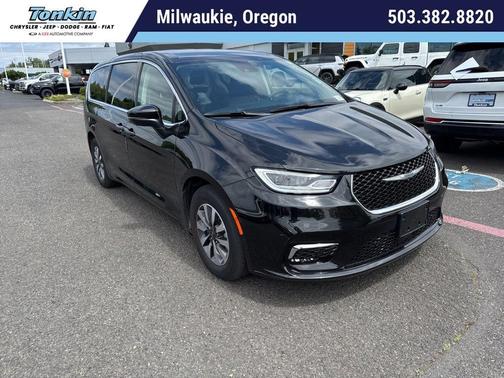 Brilliant Black Crystal Pearlcoat 2023 Chrysler Pacifica Hybrid Touring L