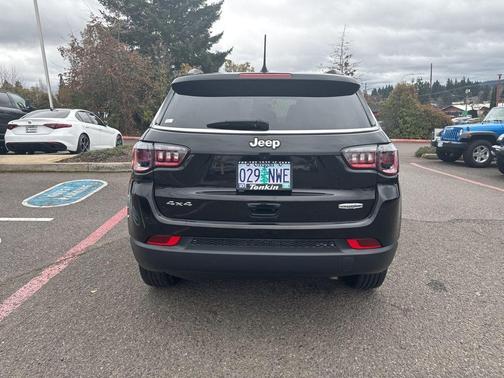 Diamond Black 2022 Jeep Compass Latitude