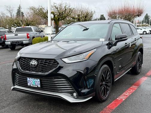 Black 2025 Toyota Highlander XSE