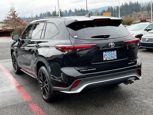 Black 2025 Toyota Highlander XSE