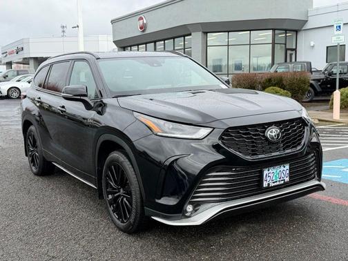 Black 2025 Toyota Highlander XSE