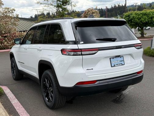 Bright White Clearcoat 2026 Jeep Grand Cherokee Laredo