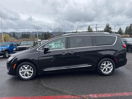 2017 Chrysler Pacifica Touring-L Plus