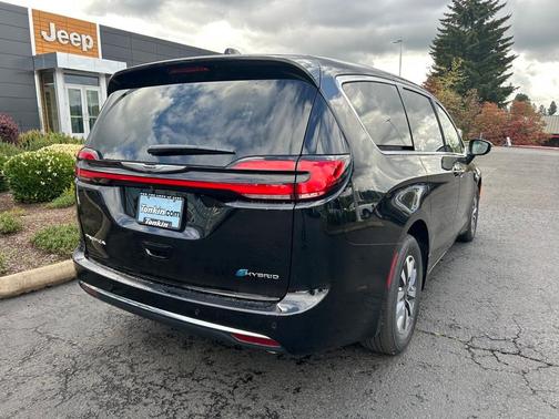 2025 Chrysler Pacifica Hybrid Select