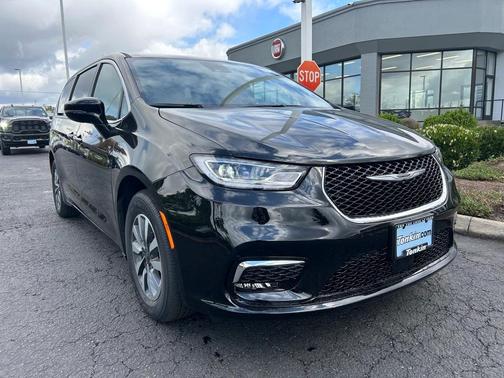 2025 Chrysler Pacifica Hybrid Select