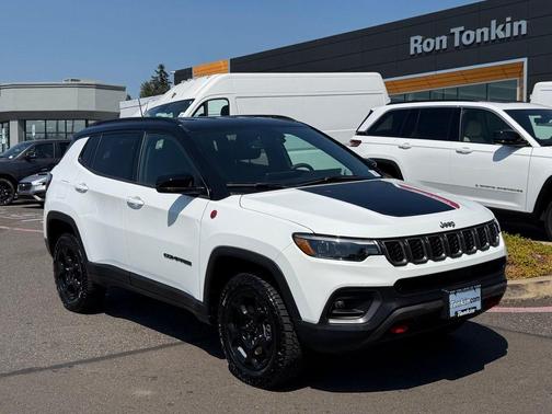 Bright White Clearcoat 2024 Jeep Compass Trailhawk