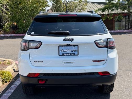 Bright White Clearcoat 2024 Jeep Compass Trailhawk