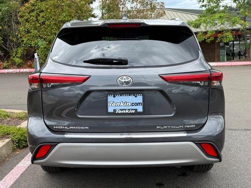 Magnetic Gray Metallic 2022 Toyota Highlander Platinum