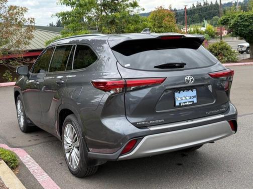 Magnetic Gray Metallic 2022 Toyota Highlander Platinum