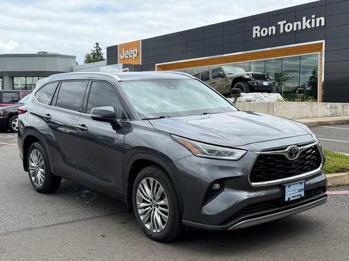 Magnetic Gray Metallic 2022 Toyota Highlander Platinum