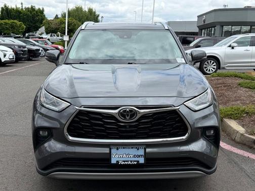 Magnetic Gray Metallic 2022 Toyota Highlander Platinum