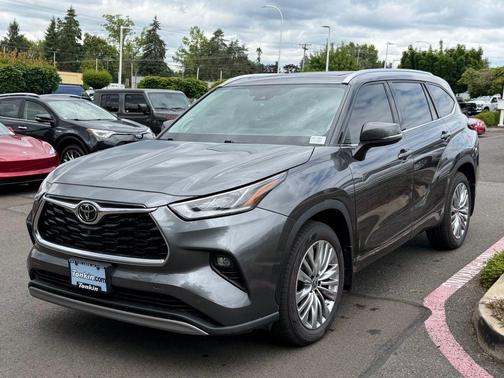Magnetic Gray Metallic 2022 Toyota Highlander Platinum
