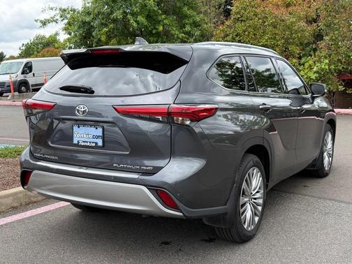 Magnetic Gray Metallic 2022 Toyota Highlander Platinum