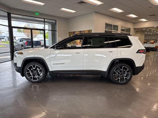 Bright White Clearcoat 2026 Jeep Cherokee Overland