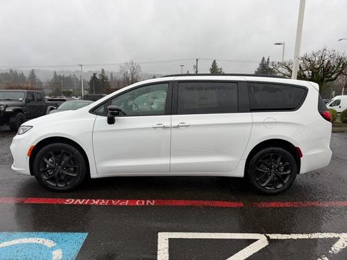 2026 Chrysler Pacifica Select