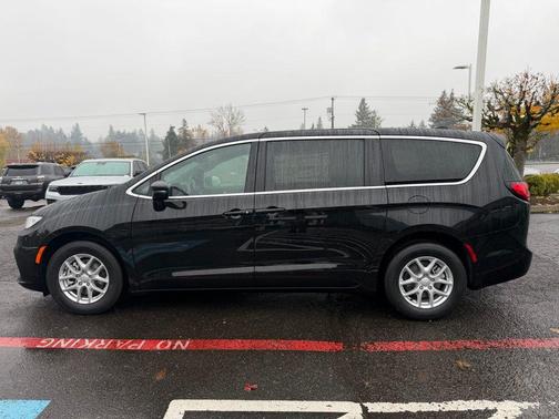 Diamond Black 2026 Chrysler Pacifica Select