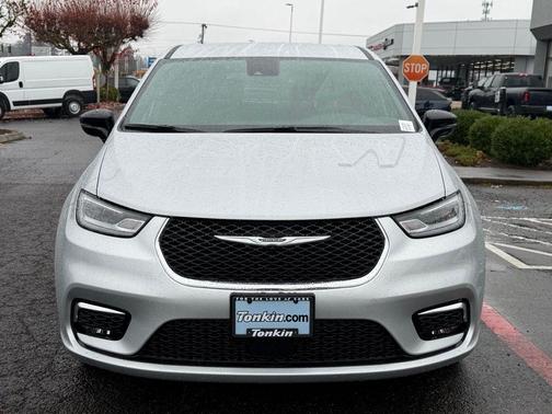 Silver Mist Clearcoat 2026 Chrysler Pacifica Select