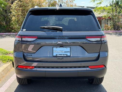 Metallic 2026 Jeep Grand Cherokee Laredo