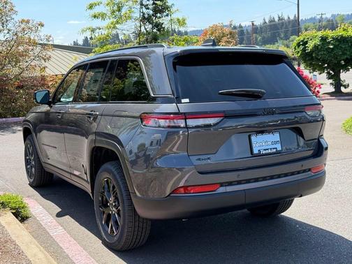 Metallic 2026 Jeep Grand Cherokee Laredo