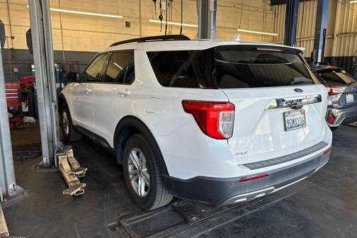 Star White Metallic Tri-Coat 2023 Ford Explorer XLT