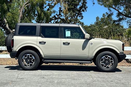Desert Sand 2026 Ford Bronco Outer Banks