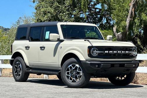 Desert Sand 2026 Ford Bronco Outer Banks