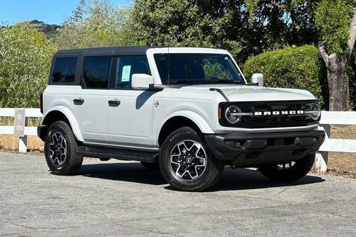 Avalanche Gray 2026 Ford Bronco Outer Banks