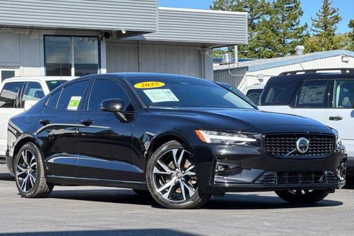 Onyx Black Metallic 2025 Volvo S60 B5 Plus