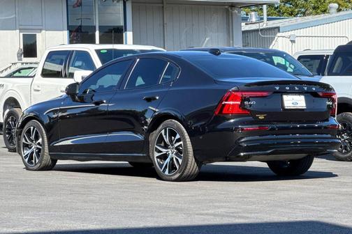 Onyx Black Metallic 2025 Volvo S60 B5 Plus