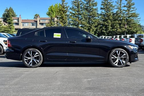 Onyx Black Metallic 2025 Volvo S60 B5 Plus