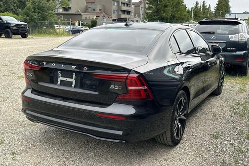 Onyx Black Metallic 2025 Volvo S60 B5 Plus