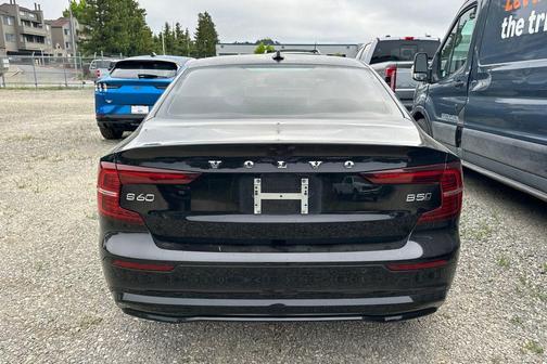 Onyx Black Metallic 2025 Volvo S60 B5 Plus