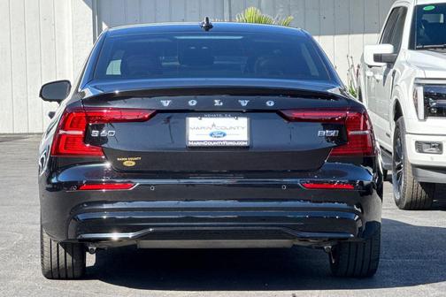 Onyx Black Metallic 2025 Volvo S60 B5 Plus
