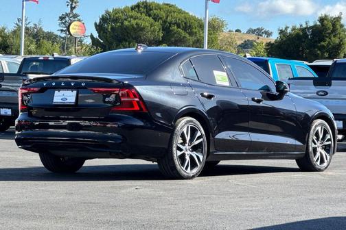 Onyx Black Metallic 2025 Volvo S60 B5 Plus