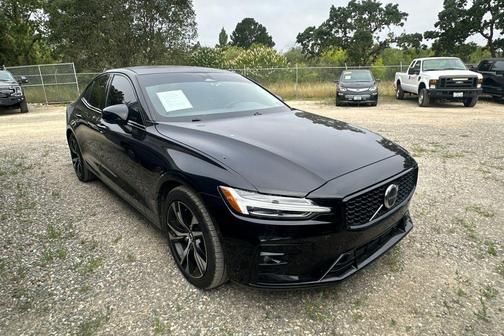 Onyx Black Metallic 2025 Volvo S60 B5 Plus