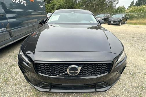 Onyx Black Metallic 2025 Volvo S60 B5 Plus