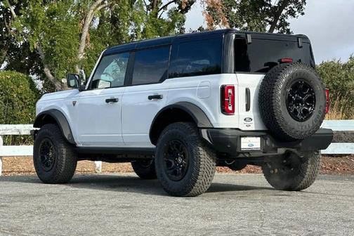 Oxford White 2026 Ford Bronco Badlands
