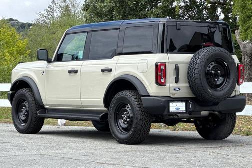 Desert Sand 2026 Ford Bronco Outer Banks