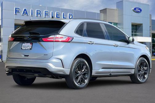 Iconic Silver Metallic 2022 Ford Edge SE