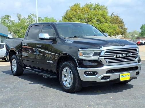 Diamond Black Crystal Pearlcoat 2022 RAM 1500 Laramie