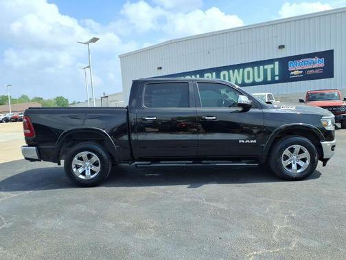 Diamond Black Crystal Pearlcoat 2022 RAM 1500 Laramie