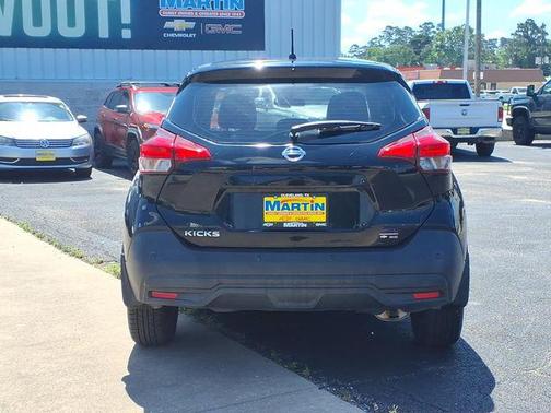 Super Black 2020 Nissan Kicks S