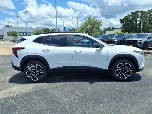 Summit White 2026 Chevrolet Trax FWD 2RS