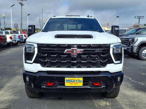 Summit White 2026 Chevrolet Silverado 2500 Crew Cab, Standard Bed, XR2, 4WD