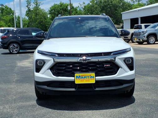 Iridescent Pearl Tricoat 2026 Chevrolet Trailblazer RS