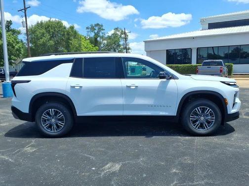 Summit White 2026 Chevrolet Traverse LT
