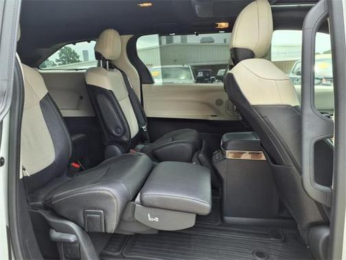 2025 Toyota Sienna Platinum 7 Passenger